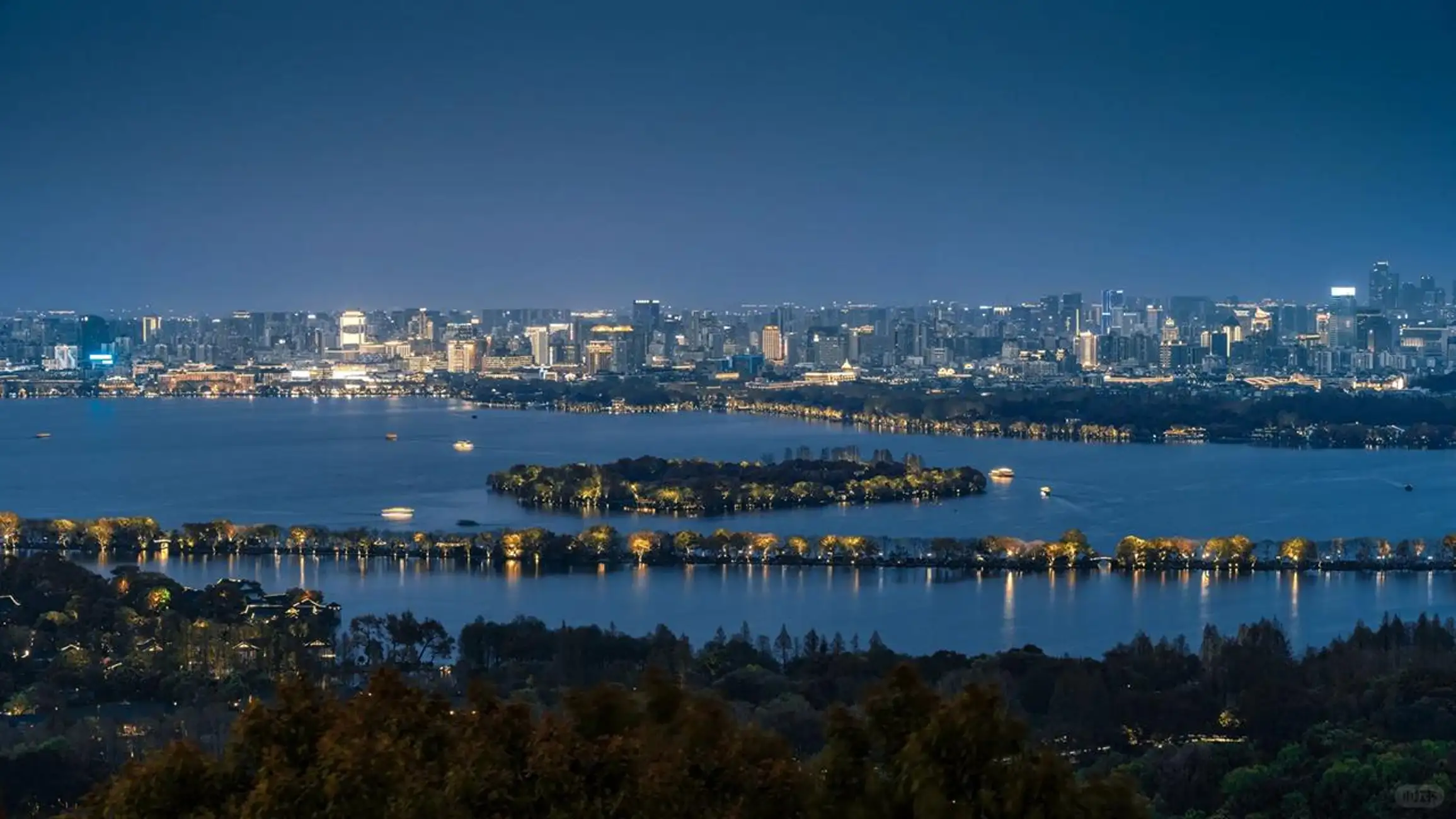 Private Baoshi Mountain night hike: Follow lantern-lit trails to breathtaking city views, then unwind with tea at a hilltop pavilion—Hangzhou's hidden gem.